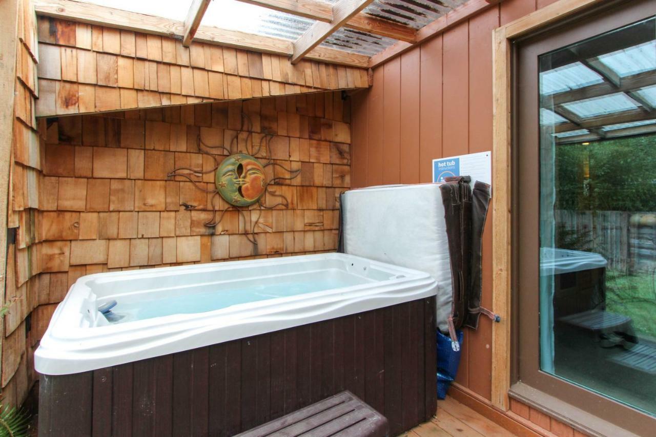 The Getaway Villa Tillicum Beach Bagian luar foto